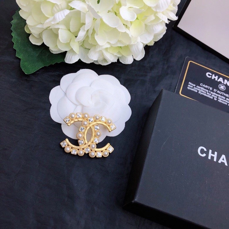 Compact Chanel Brooches 230828