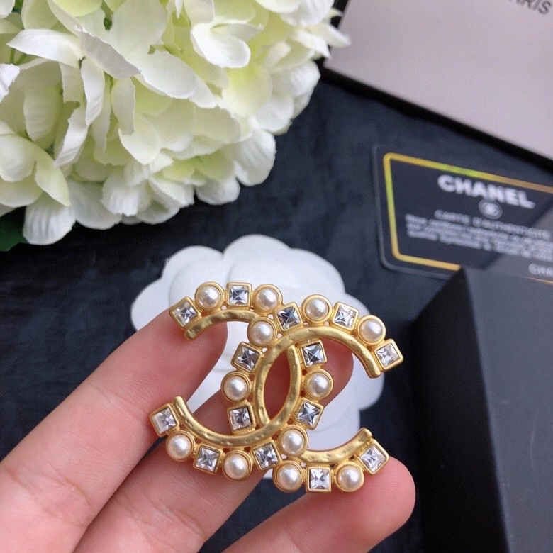 Compact Chanel Brooches 230828