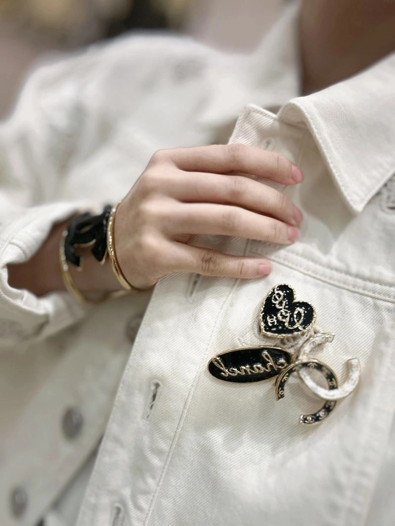 Chanel Brooches BestValue 232365