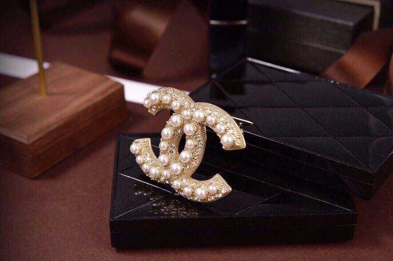 Casual Chanel Brooches 232399
