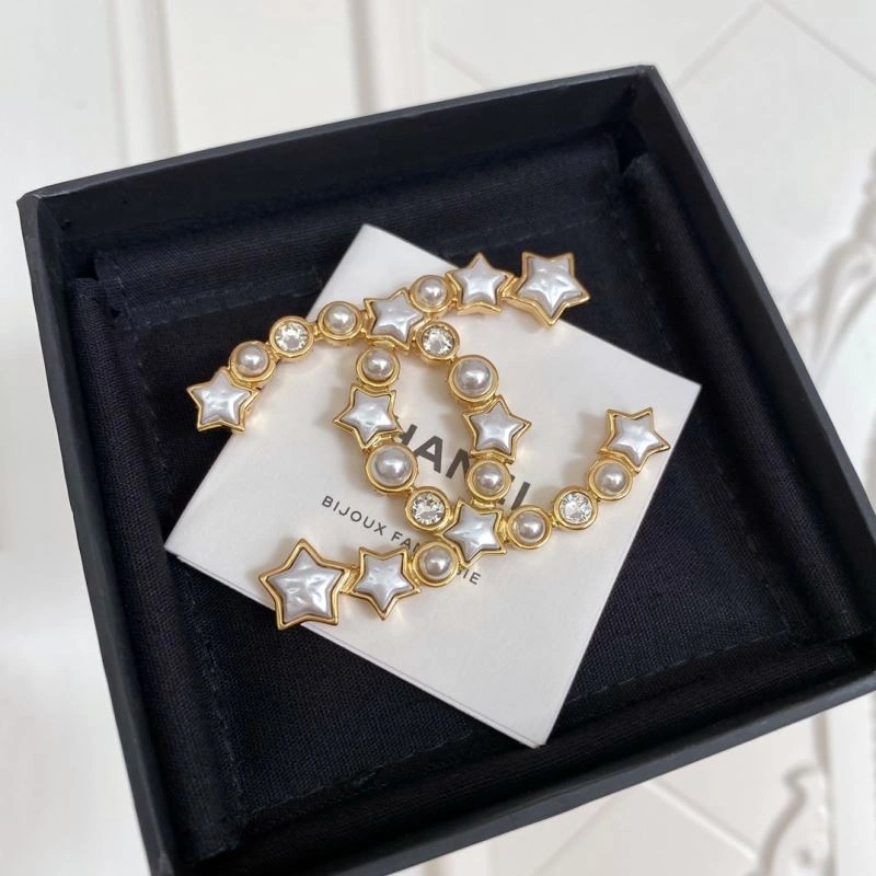 Affordable Chanel Brooches 232375