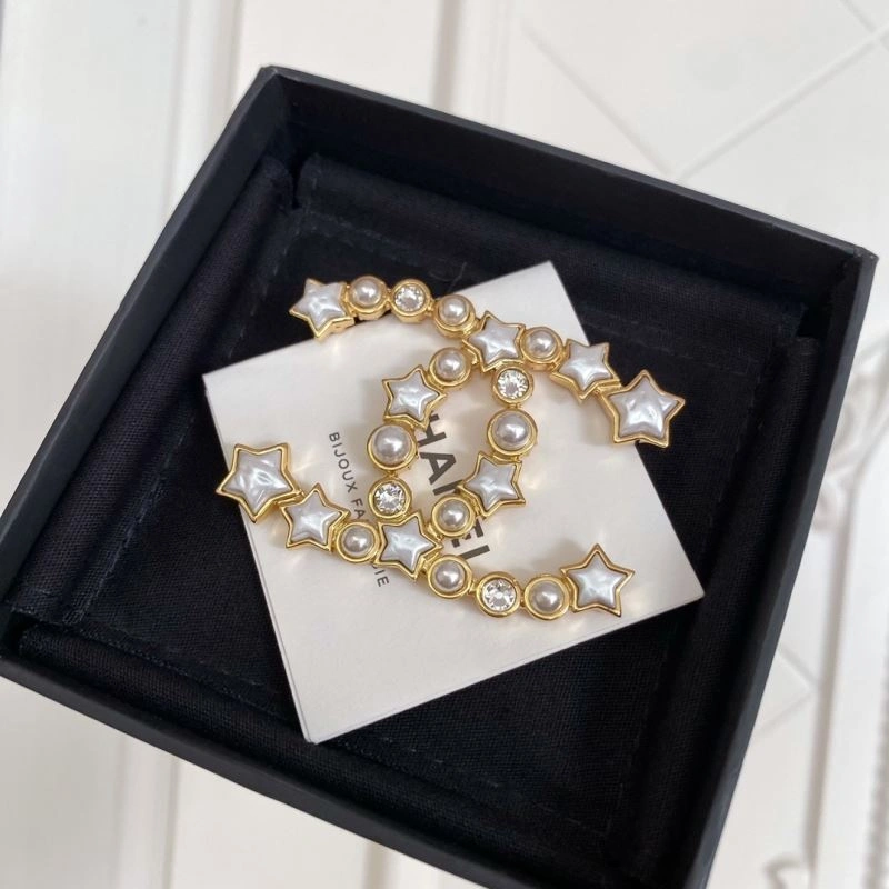 Affordable Chanel Brooches 232375
