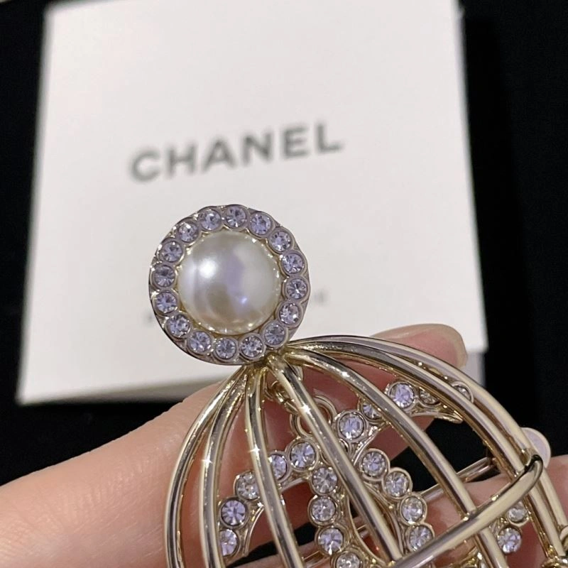 Tailored Chanel Brooches 232379
