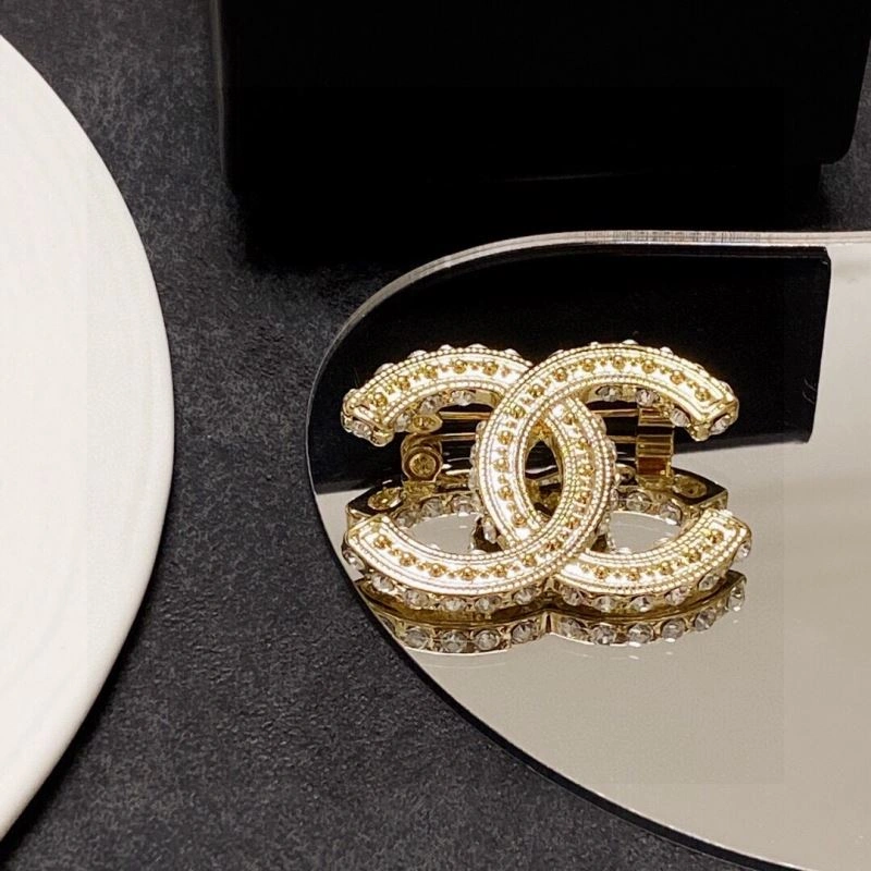 WellDesigned Chanel Brooches 232327