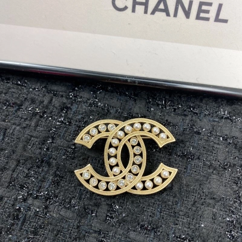 Refined Chanel Brooches 232319