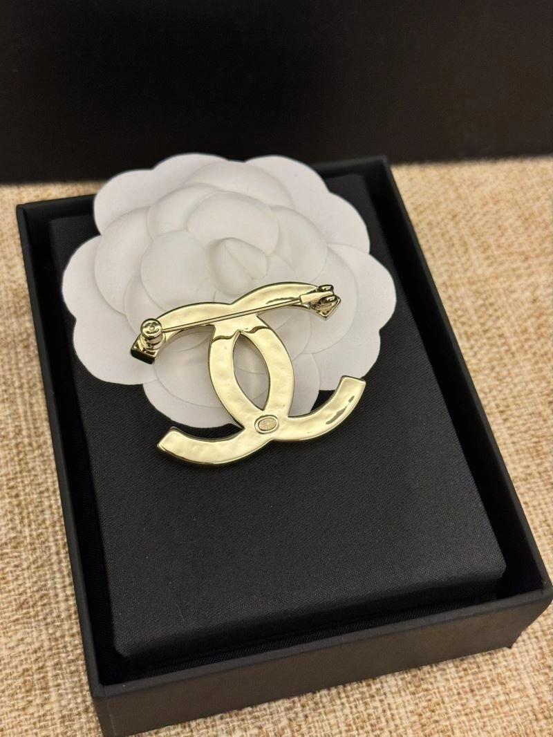 Compact Chanel Brooches 232389