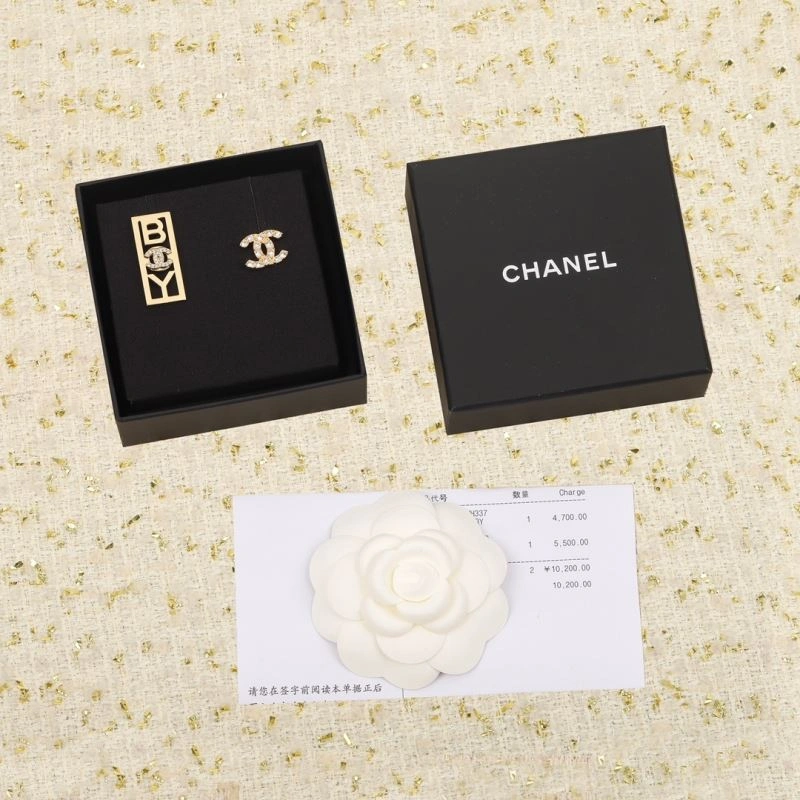 Resilient Chanel Brooches 231924