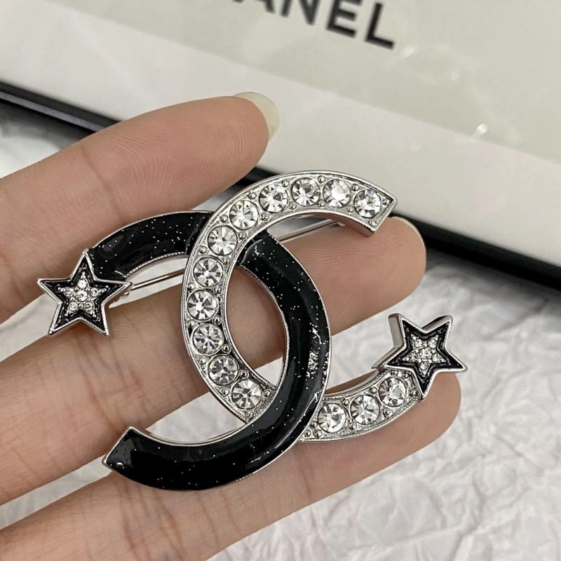 Snug Chanel Brooches 231941