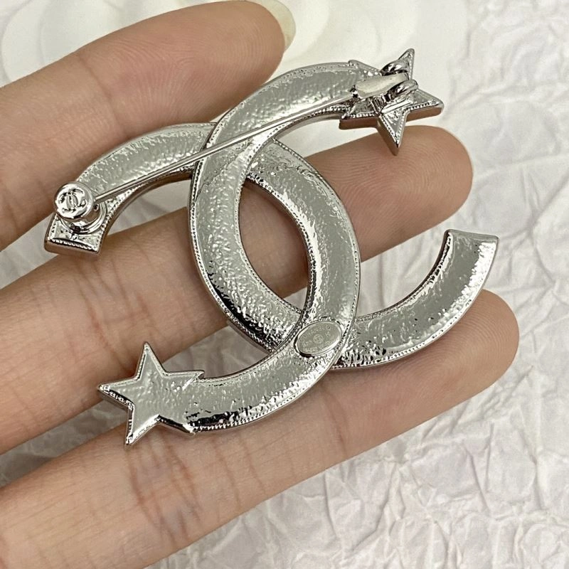 Snug Chanel Brooches 231941