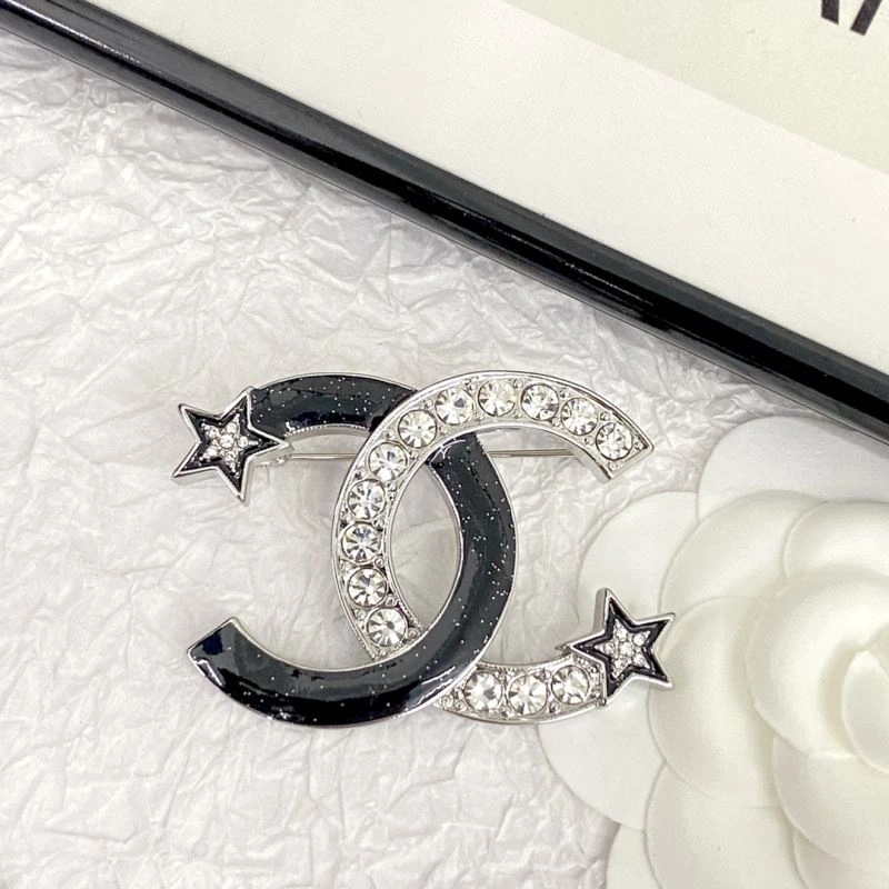 Snug Chanel Brooches 231941