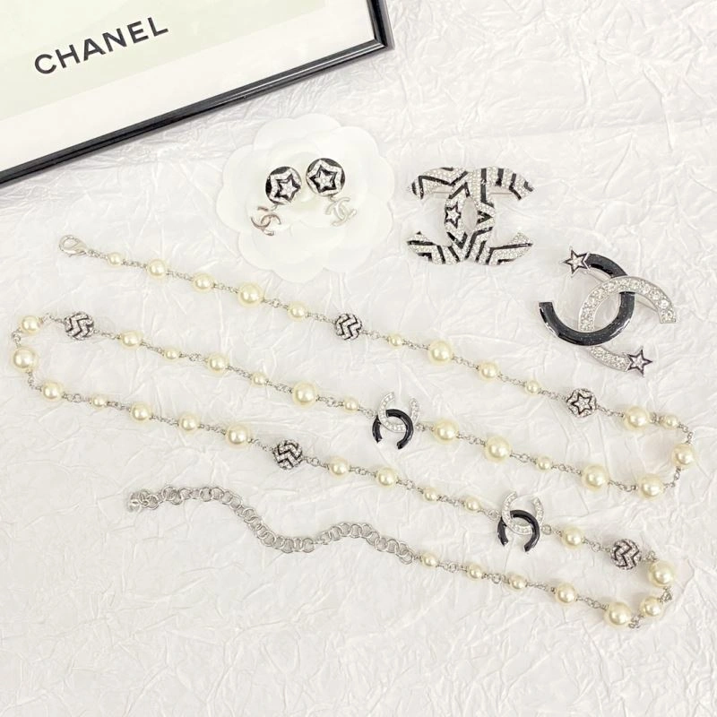 Snug Chanel Brooches 231941