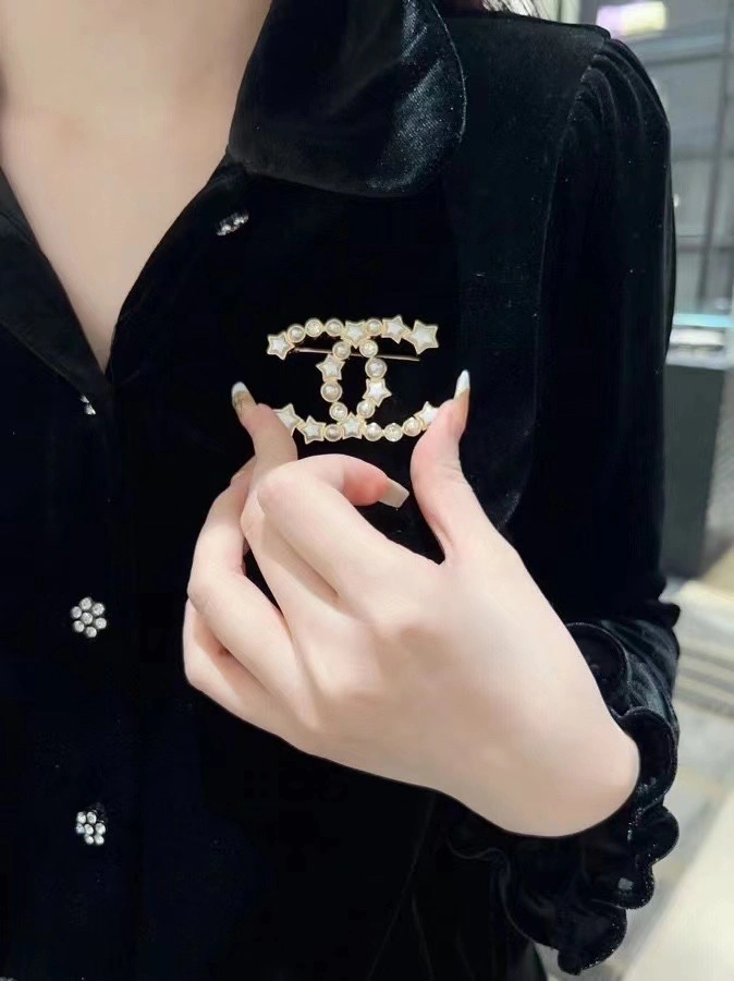 SoftTouch Chanel Brooches 231946