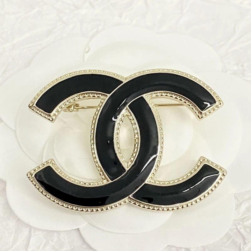 UrbanChic Chanel Brooches 231921