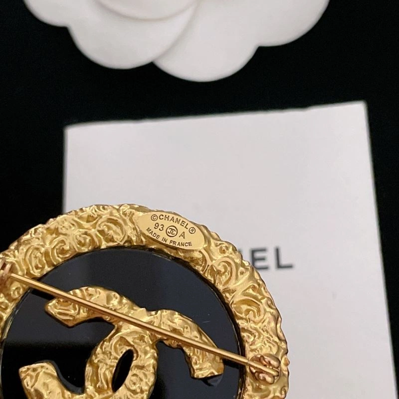 MoistureWicking Chanel Brooches 231880