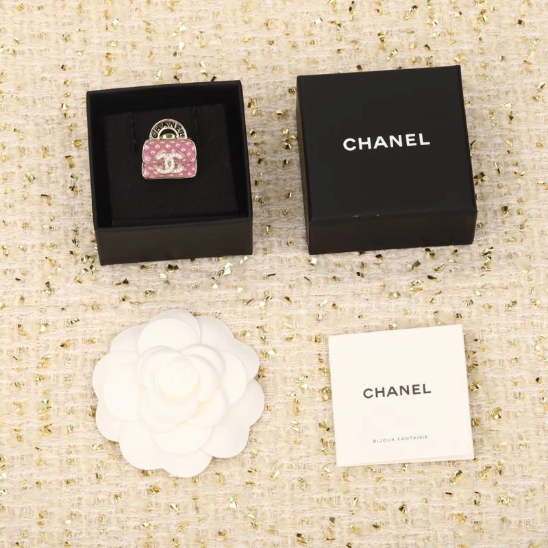 Lightweight Chanel Brooches 231906