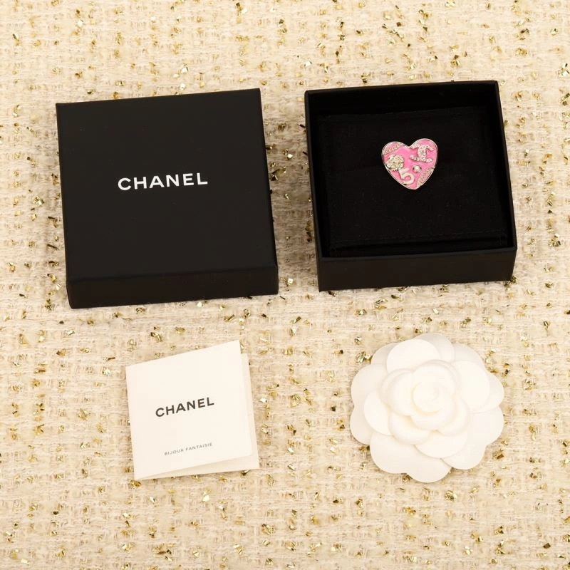 Resilient Chanel Brooches 231863