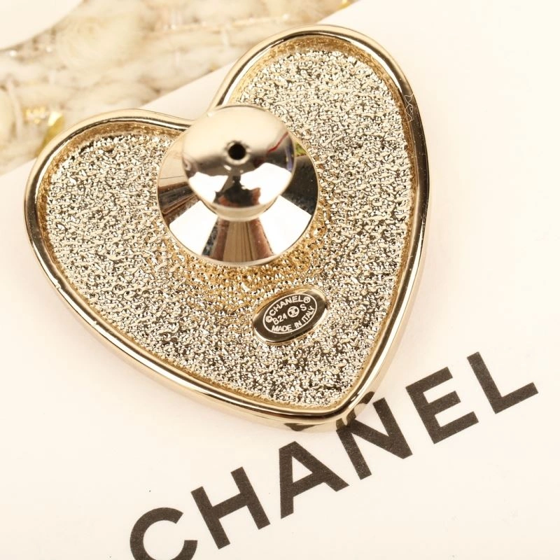 Resilient Chanel Brooches 231863