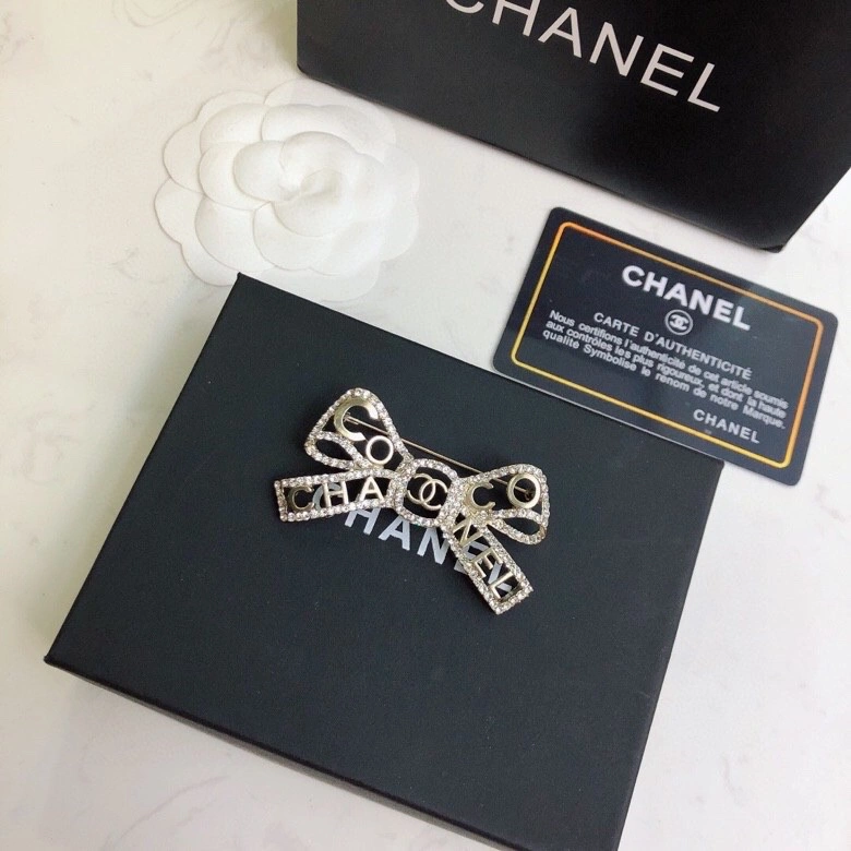 Sleek Chanel Brooches 230281