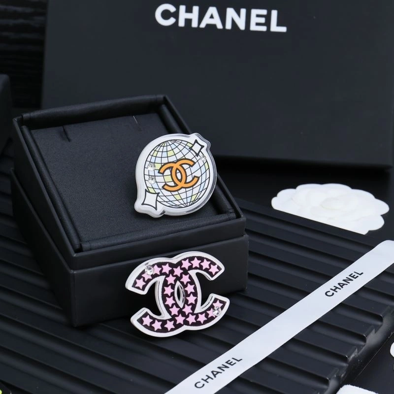 TechFriendly Chanel Brooches 230268