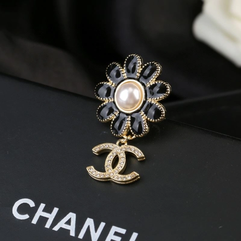 Minimalist Chanel Brooches 230266