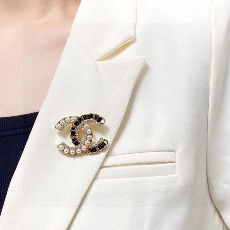 UrbanChic Chanel Brooches 230280