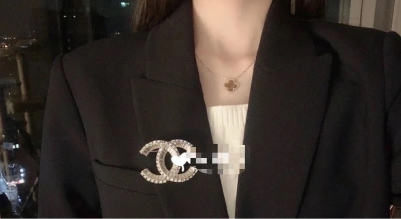 Durable Chanel Brooches 230243