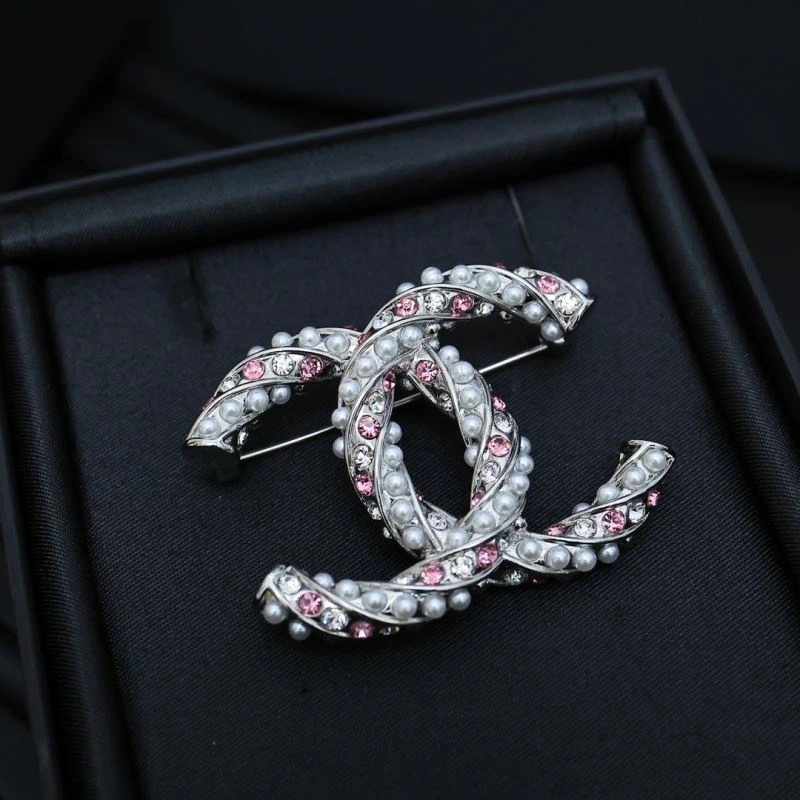 UrbanChic Chanel Brooches 230237