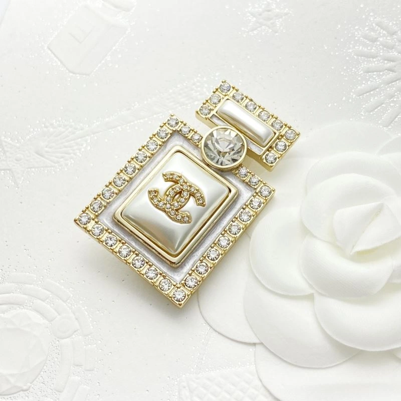 UrbanChic Chanel Brooches 230251