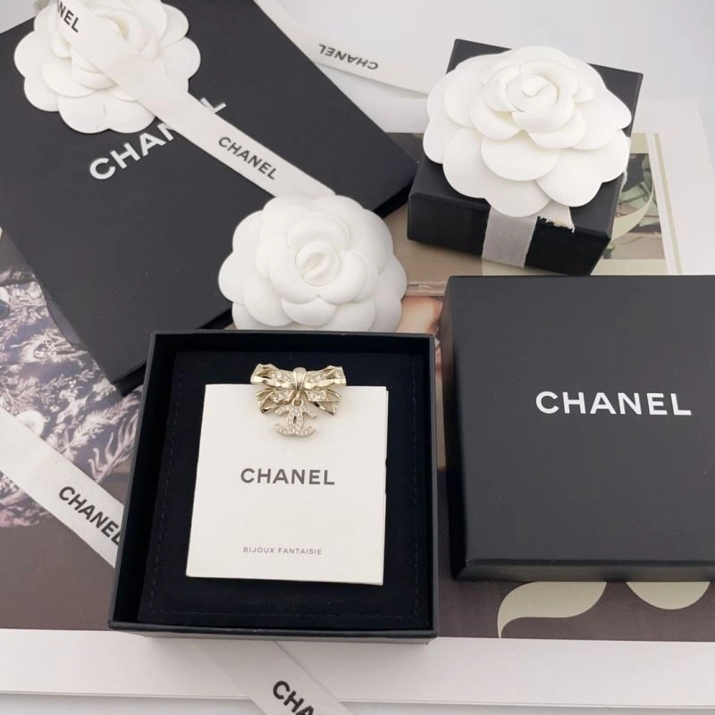 Effortless Chanel Brooches 230244