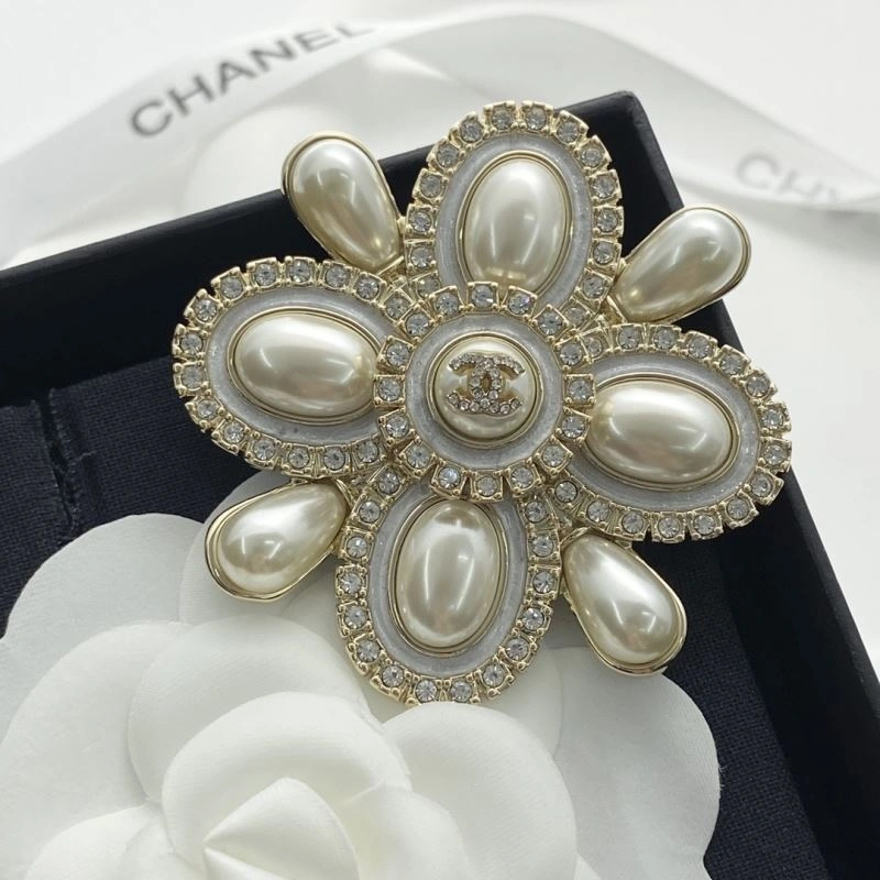 Cozy Chanel Brooches 230351