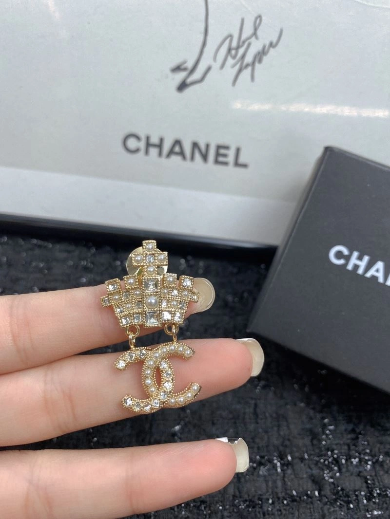 Minimalist Chanel Brooches 229287