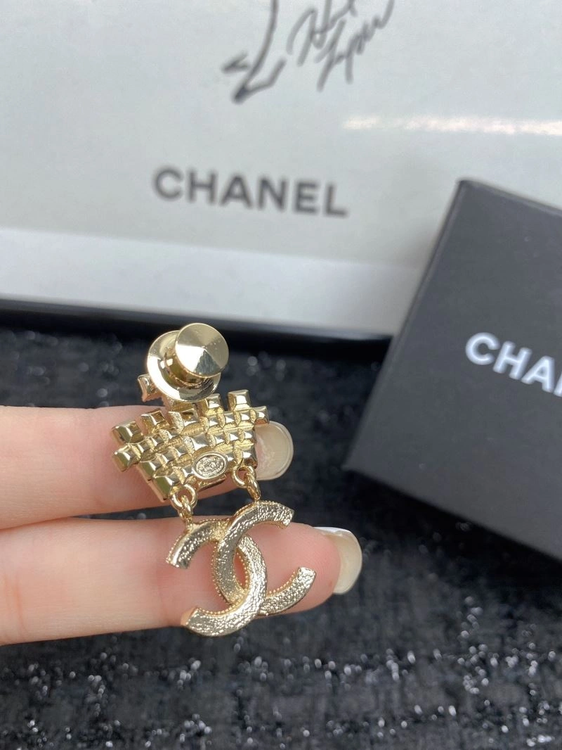 Minimalist Chanel Brooches 229287