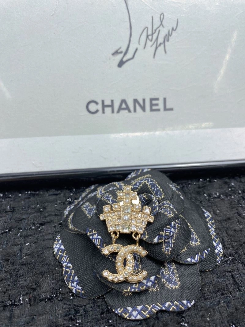 Minimalist Chanel Brooches 229287