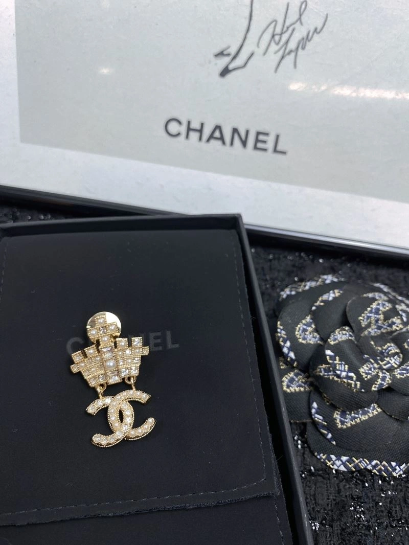 Minimalist Chanel Brooches 229287