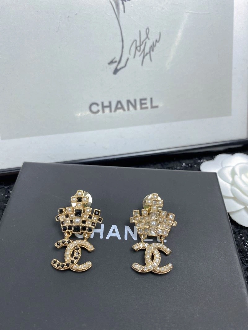 Minimalist Chanel Brooches 229287