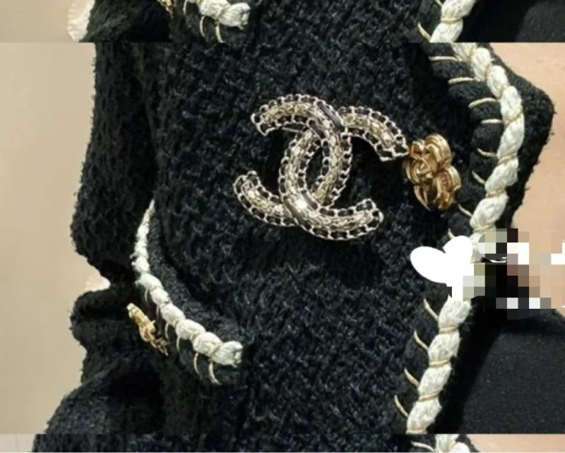 WaterResistant Chanel Brooches 229273