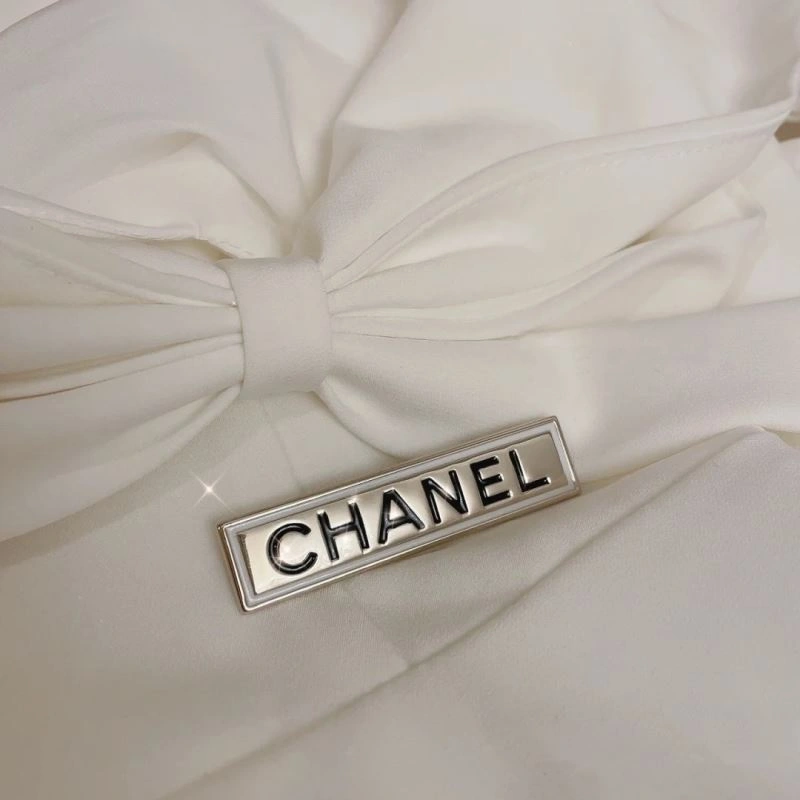 Contemporary Chanel Brooches 229212