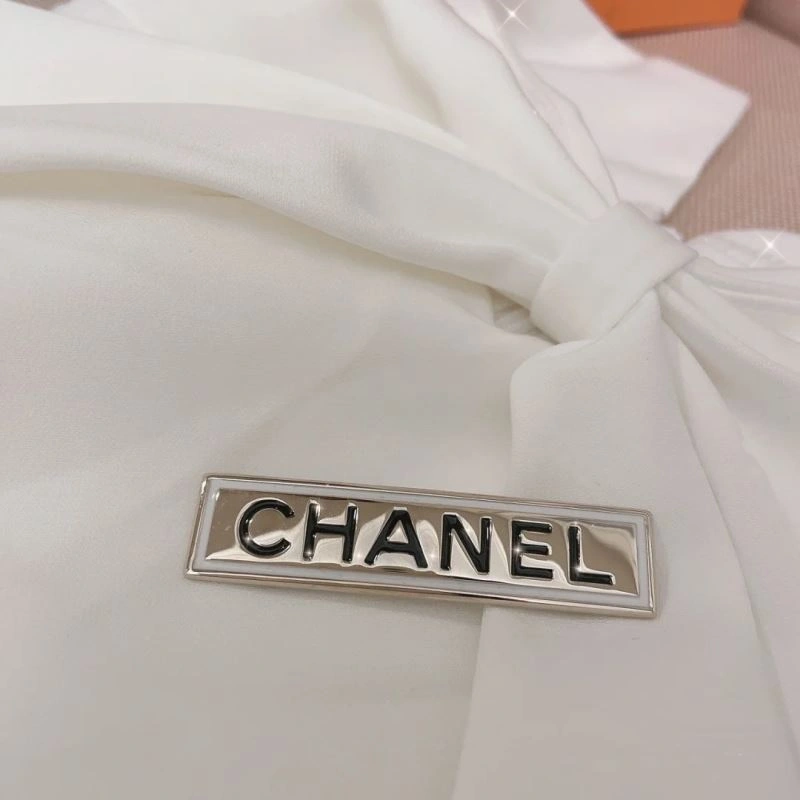 Contemporary Chanel Brooches 229212