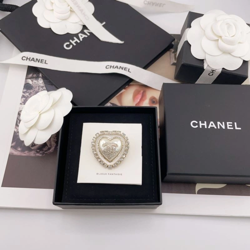 Comfortable Chanel Brooches 229161