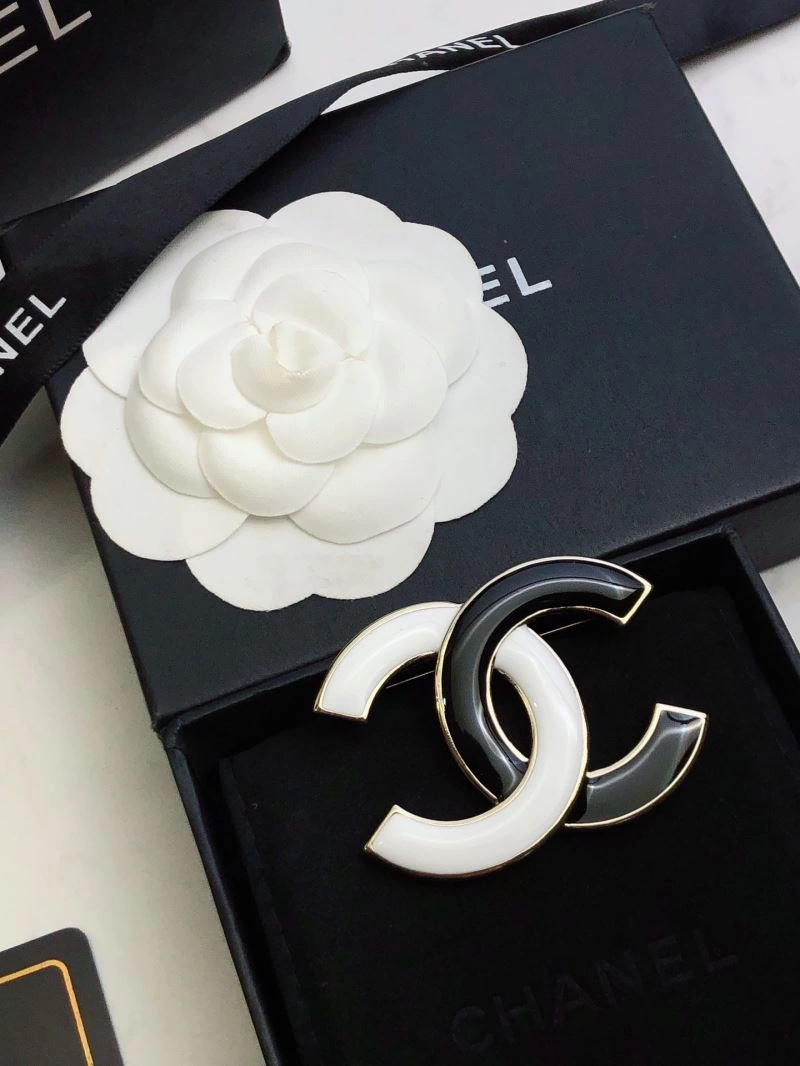 Comfortable Chanel Brooches 228328