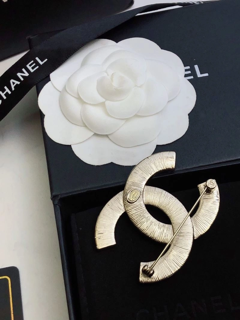 Comfortable Chanel Brooches 228328