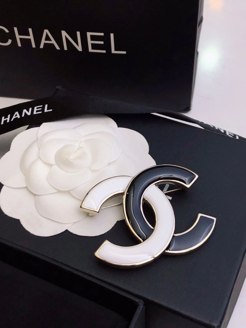 Comfortable Chanel Brooches 228328