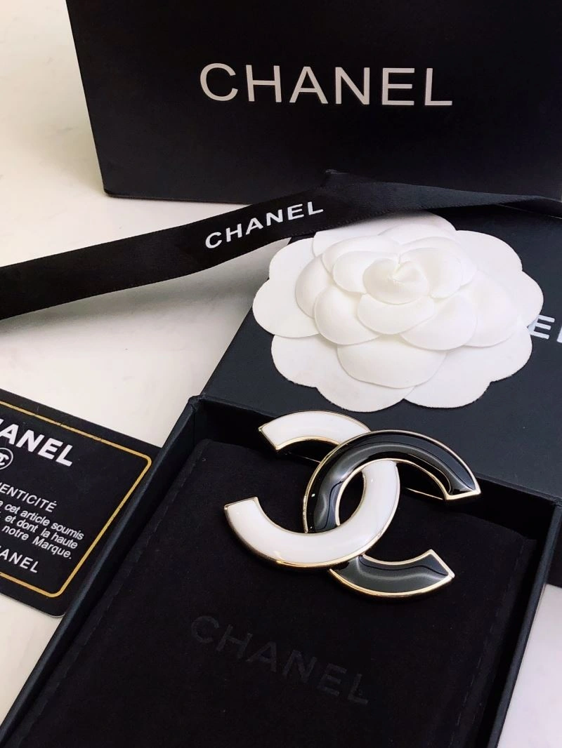 Comfortable Chanel Brooches 228328