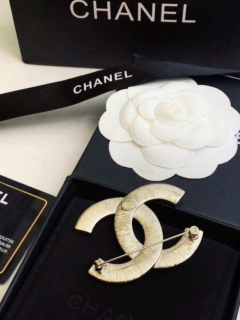 Comfortable Chanel Brooches 228328
