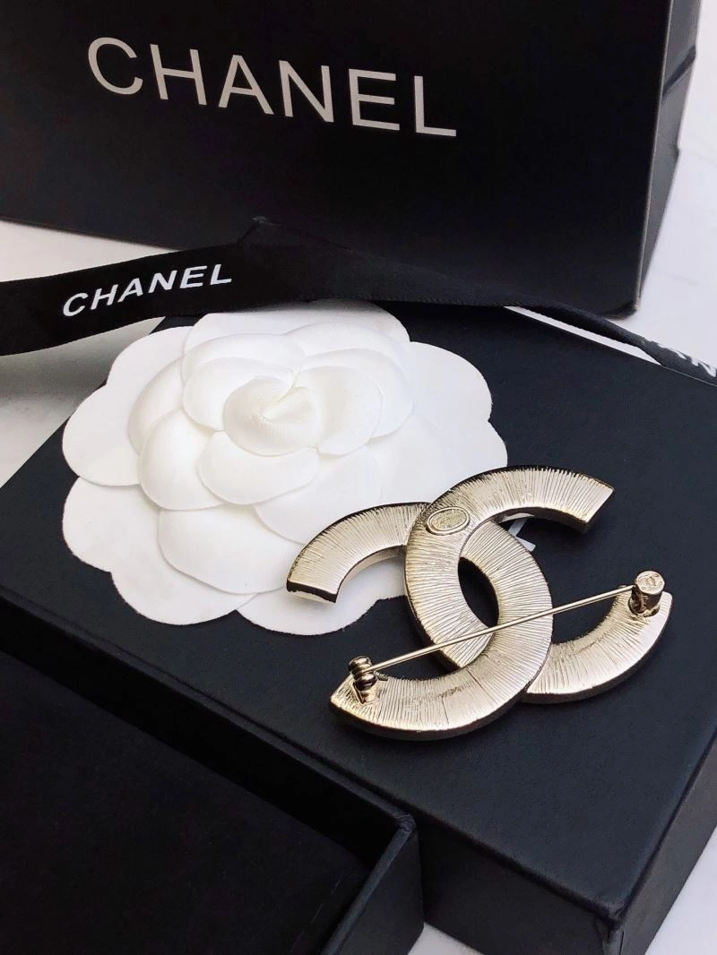 Comfortable Chanel Brooches 228328