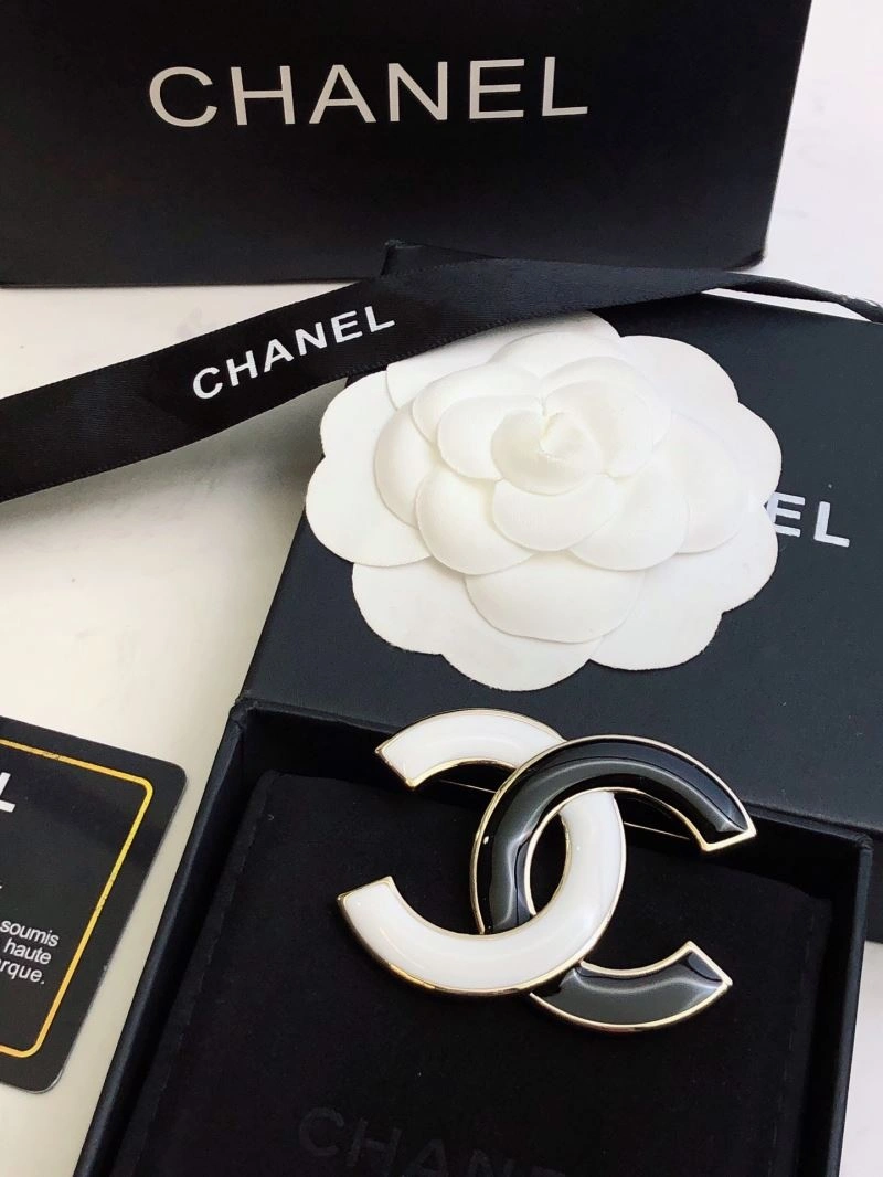 Comfortable Chanel Brooches 228328