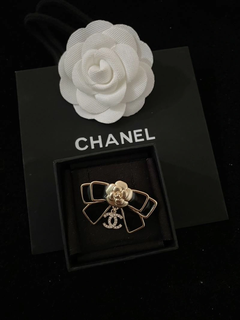 Versatile Chanel Brooches 228309