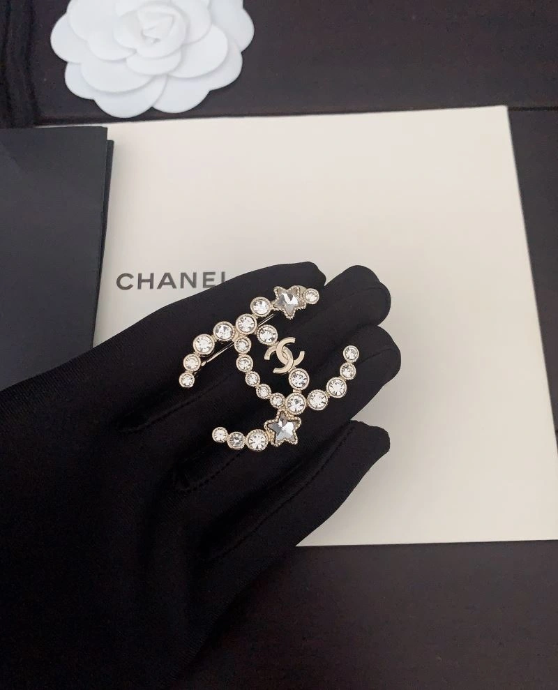Supportive Chanel Brooches 228324