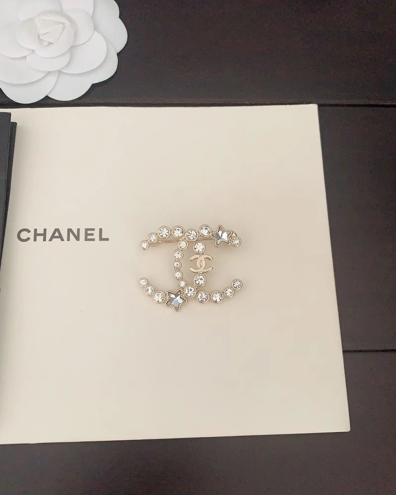 Supportive Chanel Brooches 228324