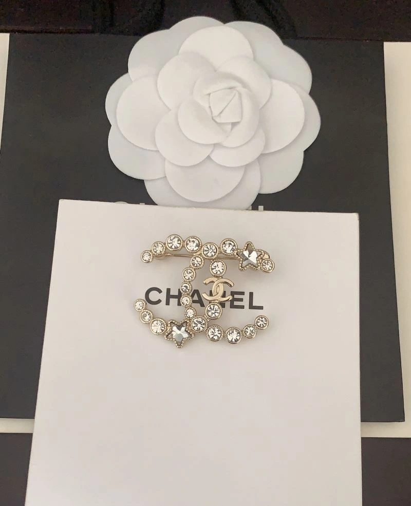 Supportive Chanel Brooches 228324